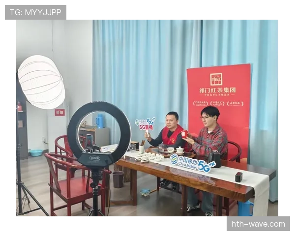 吴柳芳出门像顶流，回家像邻家大嫂，钱包里却藏着比她笑容更猛的故事